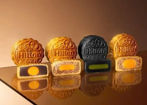 Bánh trung thu Hilton Sài Gòn 2026 — cận cảnh hộp bánh