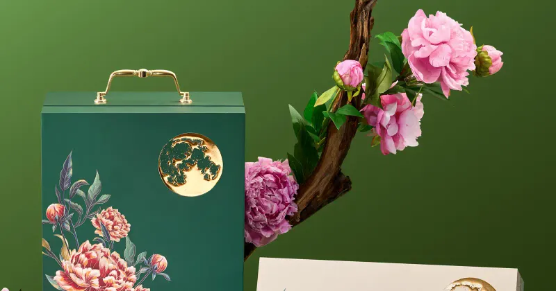 Bánh trung thu Renaissance Sài Gòn 2026 — cận cảnh hộp bánh